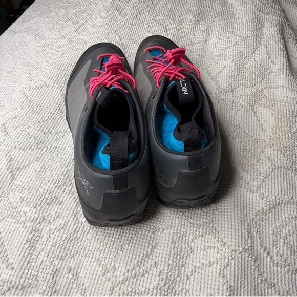 Arc'teryx Black and Pink Athletic Shoes size 9 - Picture 4 of 9